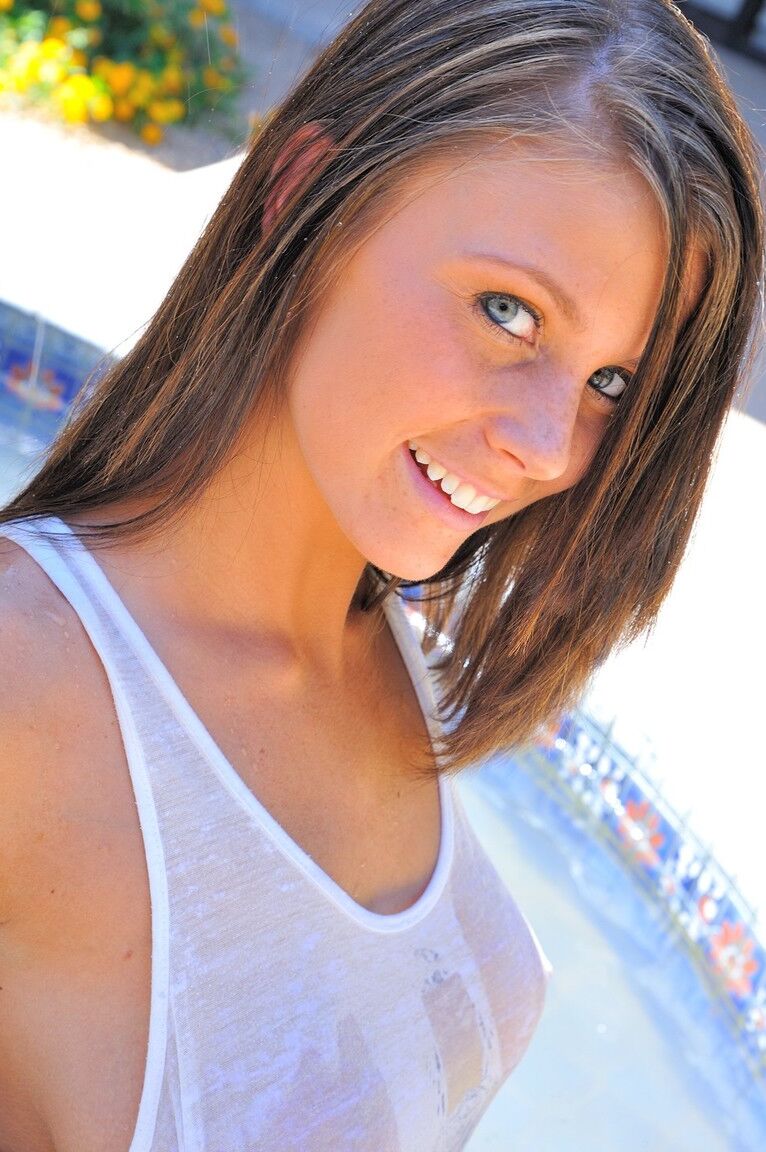 21P La adolescente de ojos azules Whitney expone sus grandes naturales y su sabroso culo en público