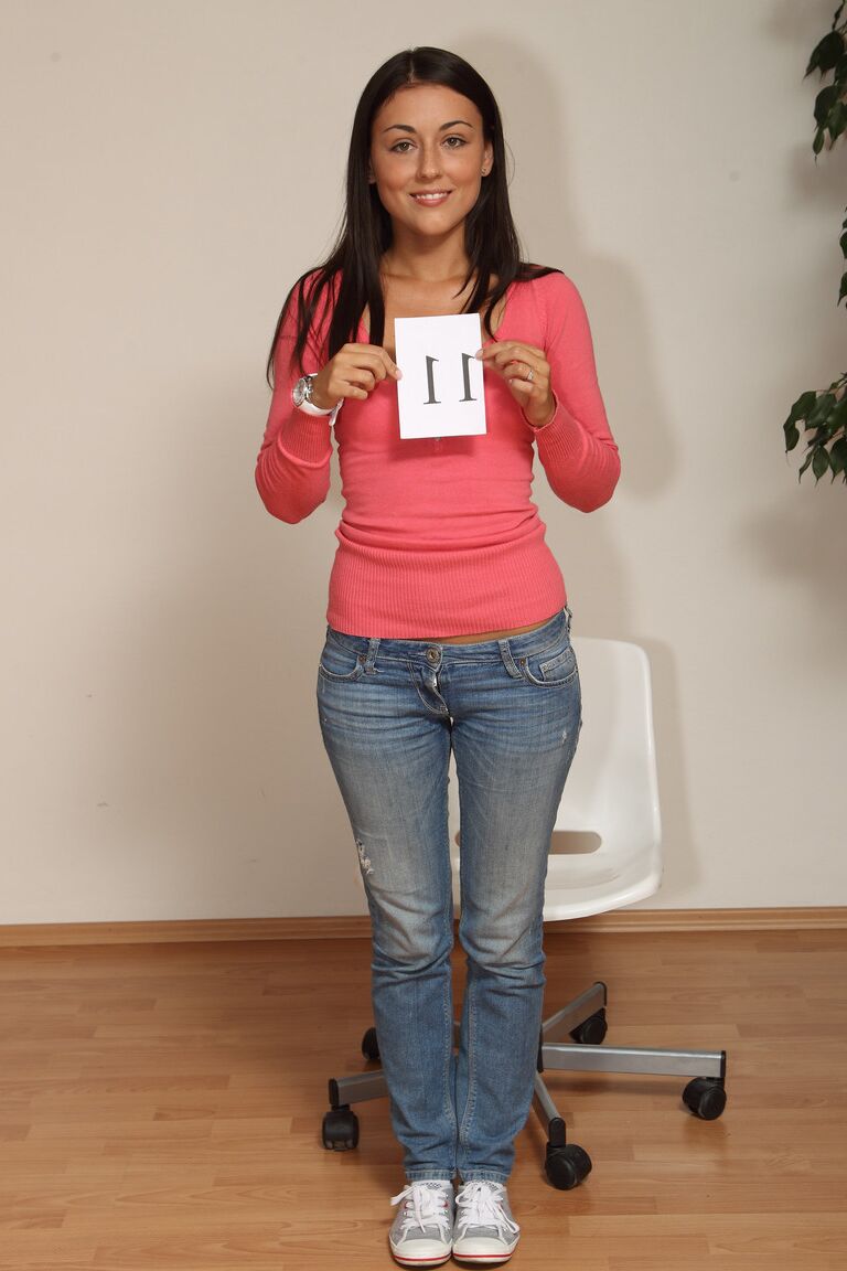 21P Adolescente fofa em jeans Iwia fica totalmente nua para mostrar sua bunda sexy
