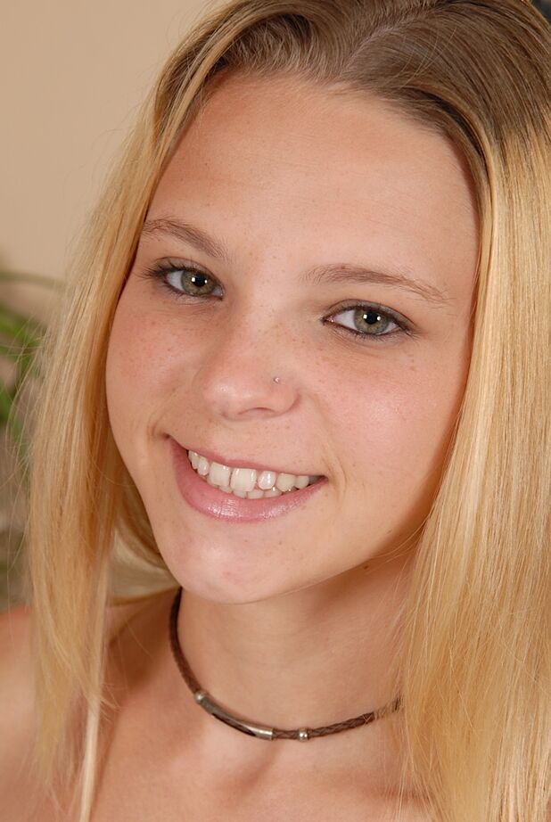 Das 16-jährige Teenie-Babe Destiny Garnet posiert in ihrer engen Lieblingsjeans