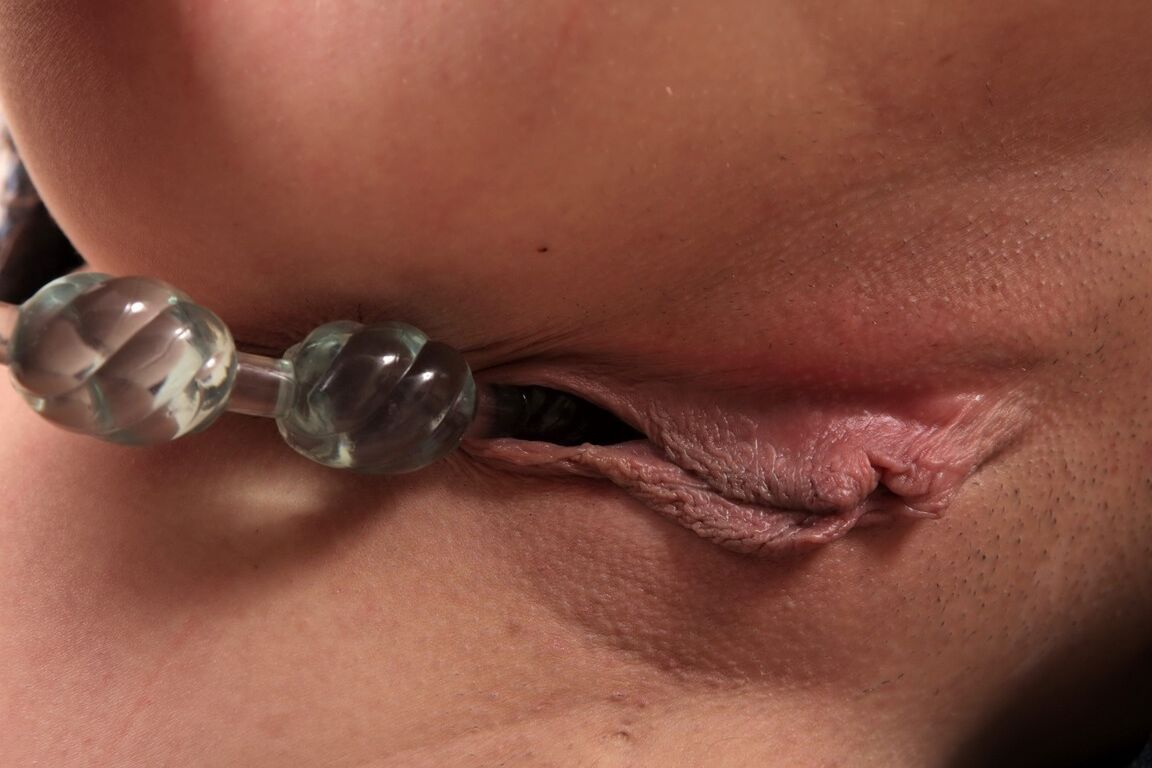 21P La joven de pelo rizado Richie frota y juega con su delicioso coño en el trabajo