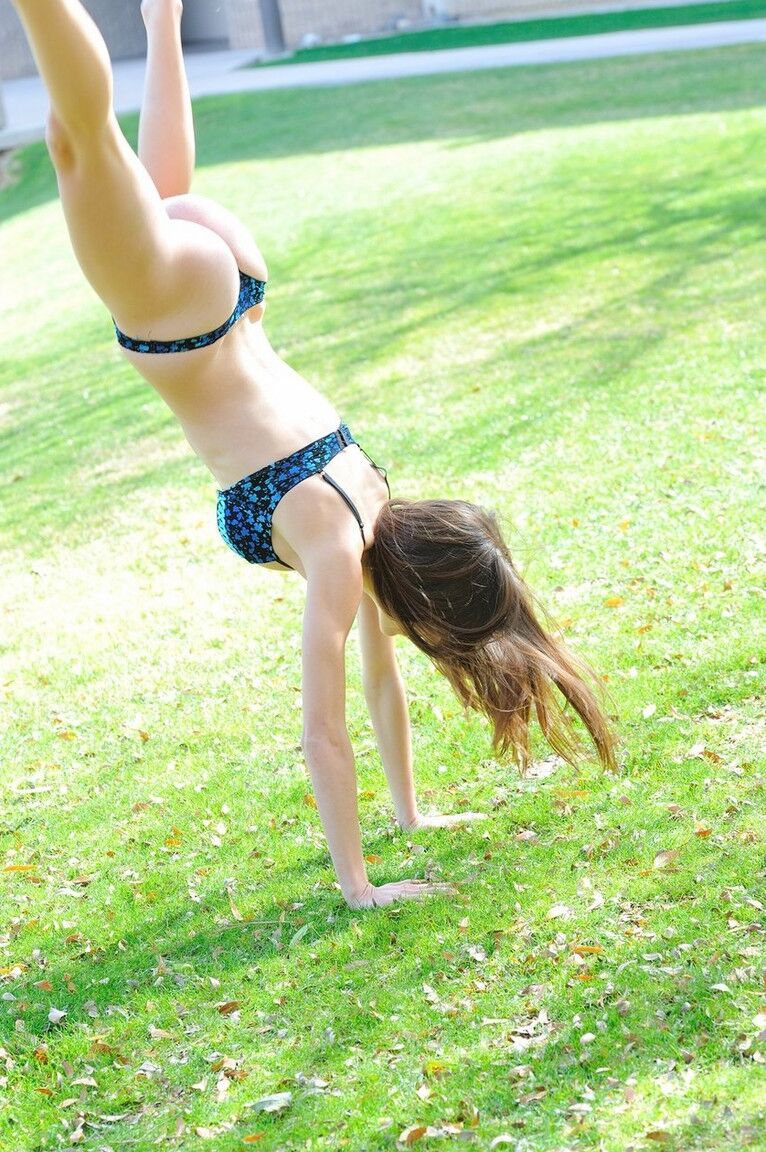 16P Caucasian teen gets completely naked before showing her flexibility on a lawn