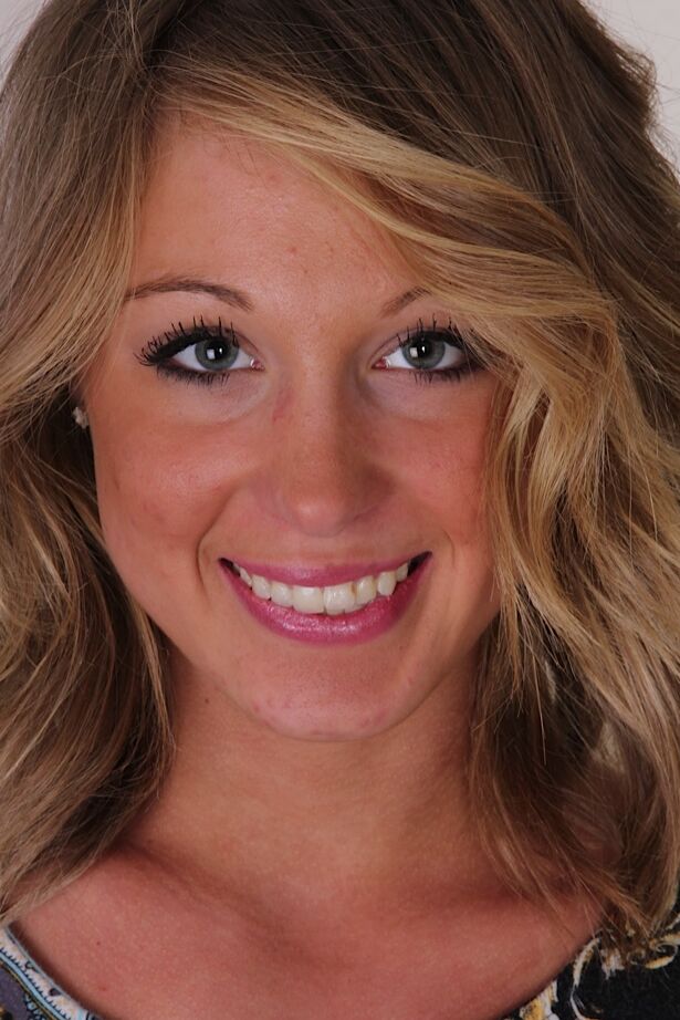 16P La tranquila adolescente Ashley Jones se sienta en las escaleras y acaricia el frijol