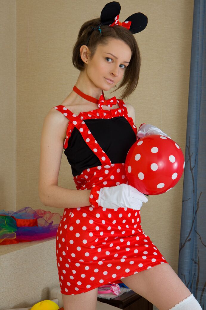 20P Linda adolescente mostra seu peito achatado e buceta careca com roupa de Minni Mouse