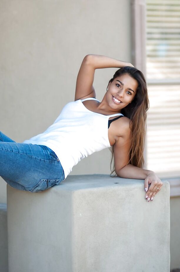 16P Garota totalmente natural, quase legal, Alexandria posando totalmente vestida de jeans
