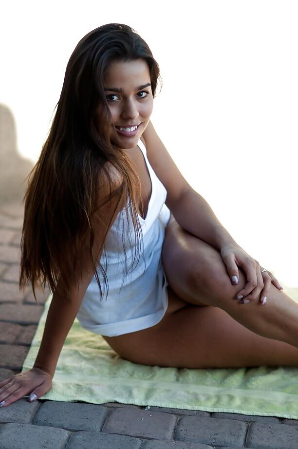16P Garota totalmente natural, quase legal, Alexandria posando totalmente vestida de jeans