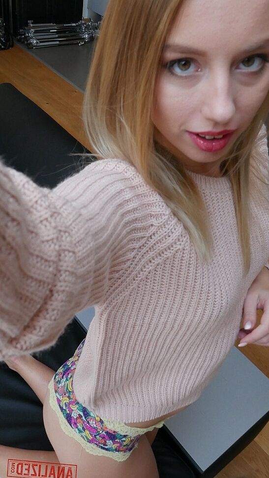 20P A linda adolescente Kira Thorn brinca com sua bunda e regalo inchado em ação solo