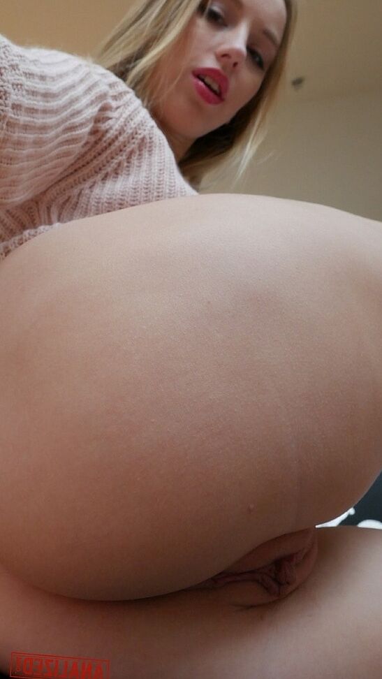 20P A linda adolescente Kira Thorn brinca com sua bunda e regalo inchado em ação solo