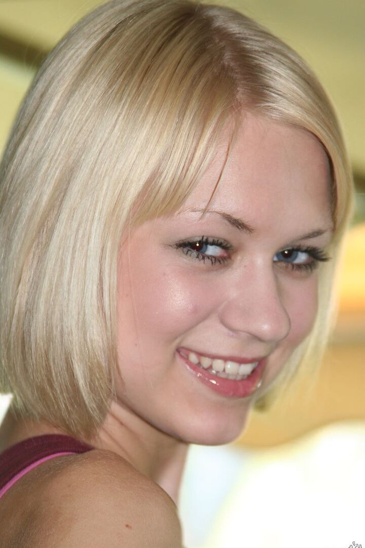 16P La petite teen blonde Reese écarte sa chatte sans poils nue