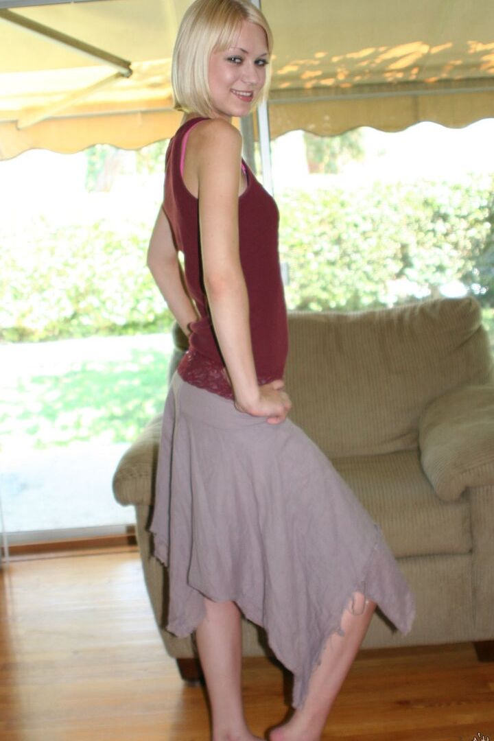 16P La petite teen blonde Reese écarte sa chatte sans poils nue