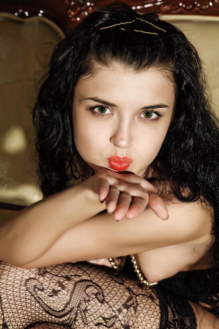 21P Adolescente com peitos pequenos Angela E expõe sua boceta em lingerie deslumbrante
