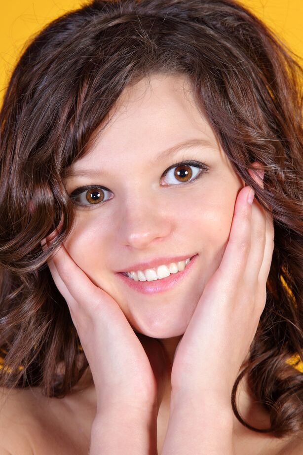 18P La adorable adolescente Niki A posa completamente desnuda durante una sesión de fotos glamorosa
