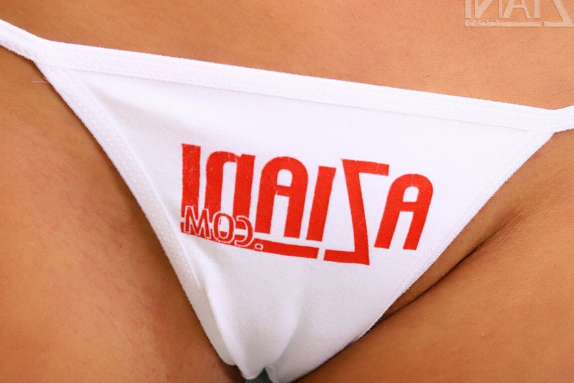 21P morena alta Sadie Sweet massageia suas tetas