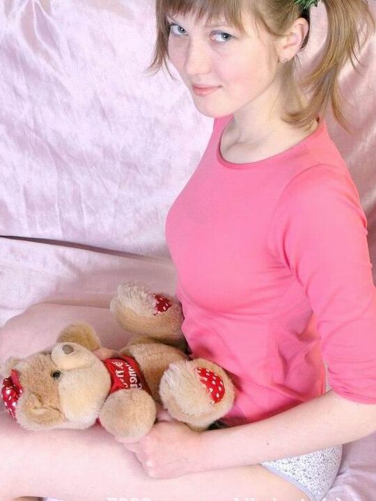 15P A linda adolescente Anabell usa o cabelo em tranças enquanto fica nua em um sofá de dois lugares
