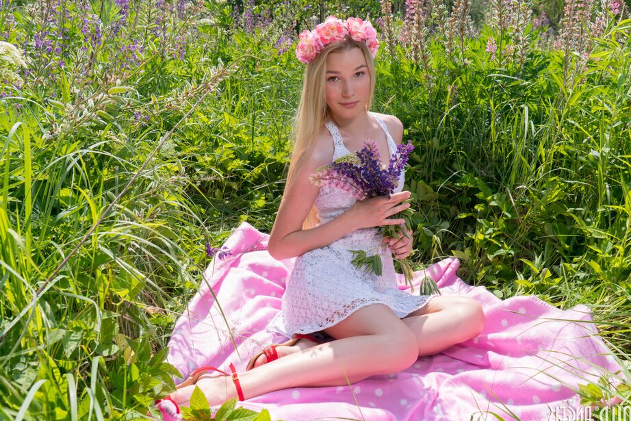 20P La linda adolescente Tiffany usa una corona de flores para su primera sesión desnuda