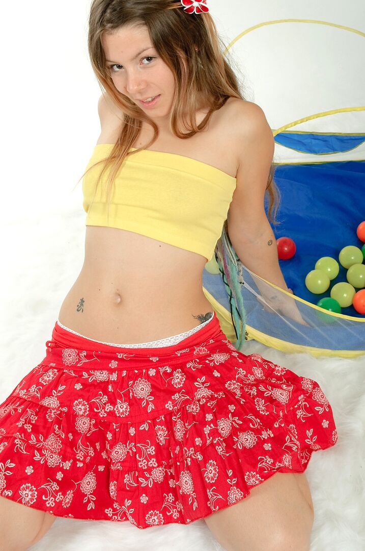 15P La belleza adolescente Emily18 usa bragas de lunares rojos y blancos y coquetea con