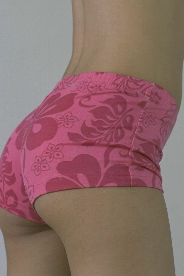 16P タイトなショートパンツを履いた十代の美女ジャネイとの素人脱衣セッション