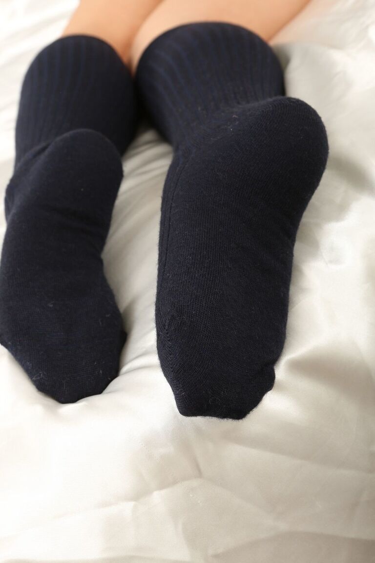 21P La hermosa adolescente de grandes tetas Kay posa con lindos calcetines y bragas azules