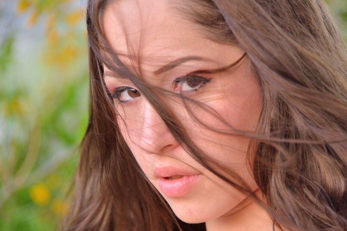 21P Brunette cutie Violet removes her undies and sticks herself on big rubber toy