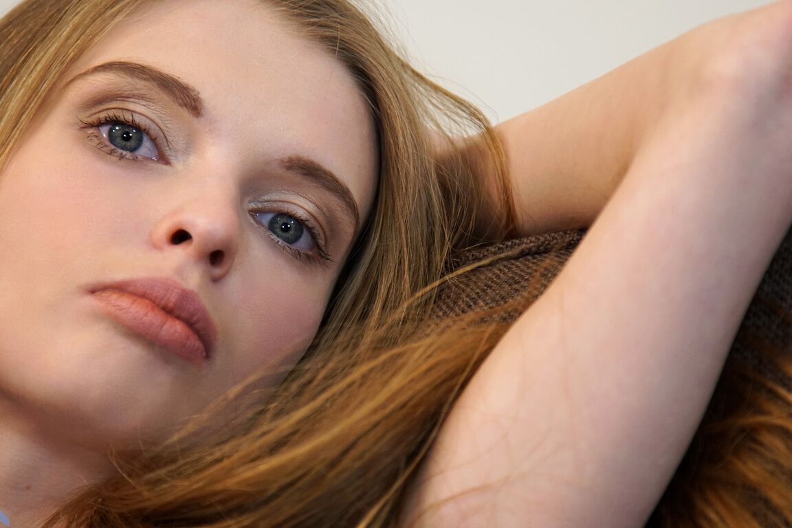 21P A linda adolescente Adella se masturba com meias arrastão no sofá