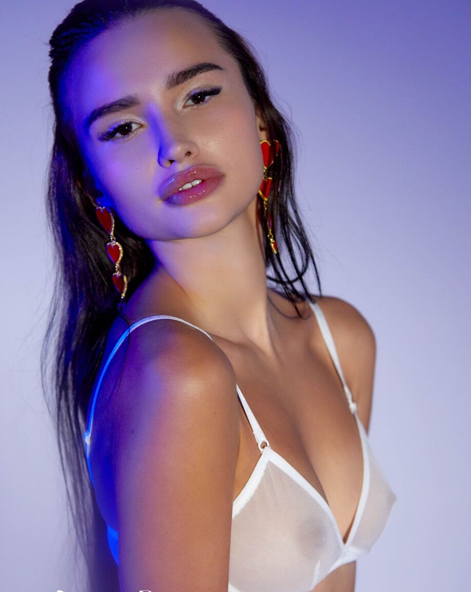21P A modelo incrivelmente gostosa Jess Leon tira sua lingerie branca sexy e faz poses