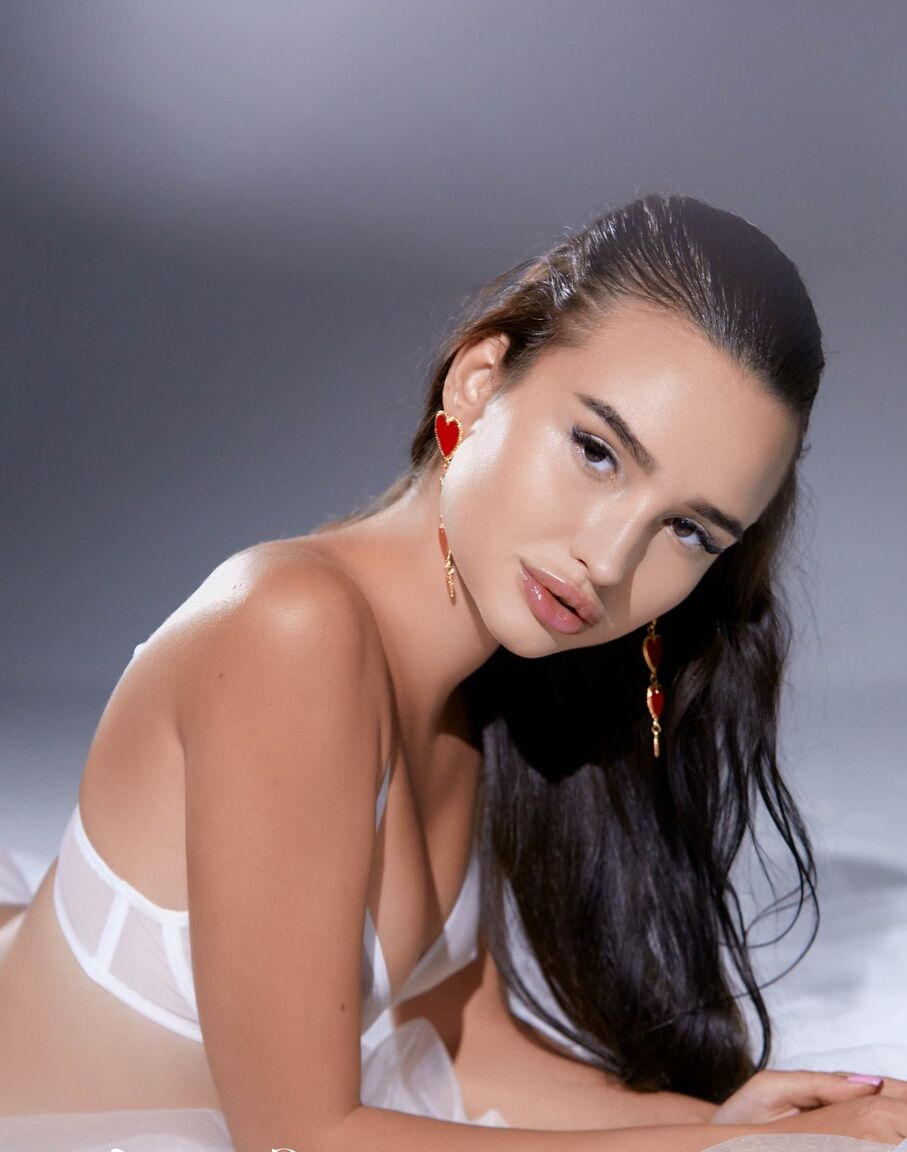 21P A modelo incrivelmente gostosa Jess Leon tira sua lingerie branca sexy e faz poses