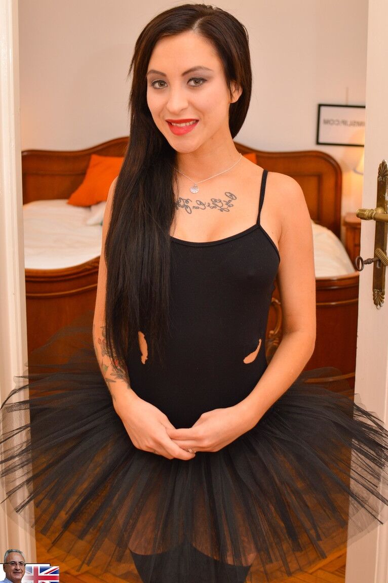 17P La amateur de pelo oscuro Sandra Luberc posa con bragas sin entrepierna y un tutú
