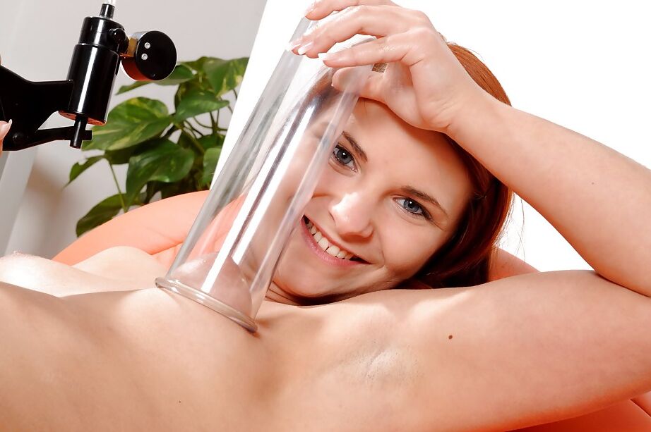 16P Ado européenne rousse mignonne utilisant une pompe à vide pour stimuler les seins et la chatte lisse