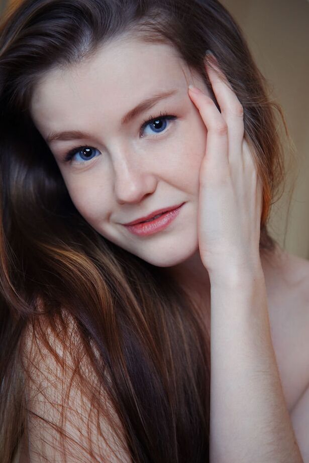 18P La linda joven morena Emily Bloom se deshace de la lencería con volantes