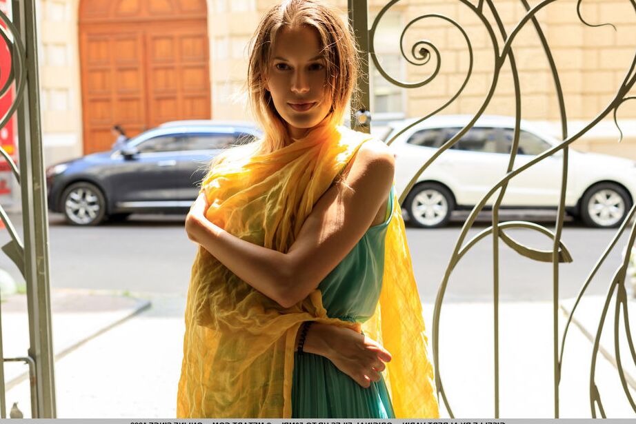 18P La joven solitaria Giselle se quita el vestido para modelar desnuda cerca de la cocina