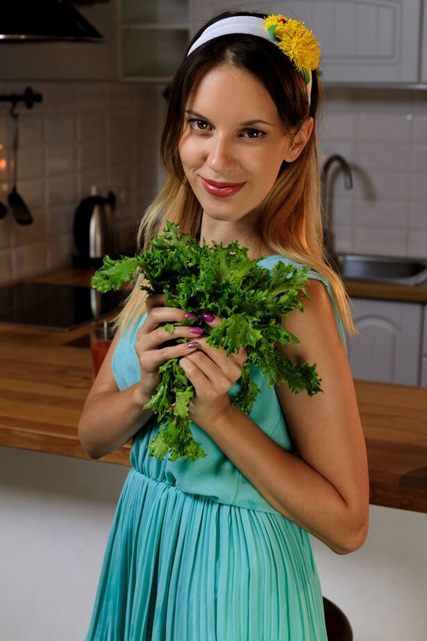 18P La joven solitaria Giselle se quita el vestido para modelar desnuda cerca de la cocina