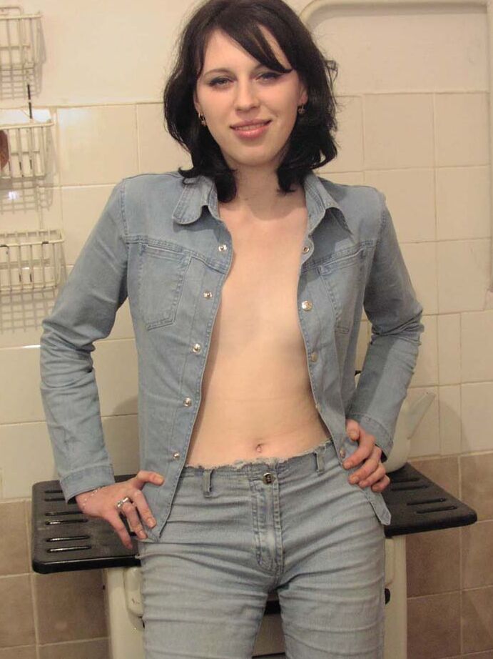 21P 微乳の角質の素人ジュリアナがソロでふさふさしたマフをこする