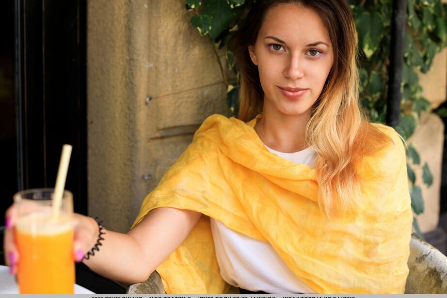18P A modelo adolescente Giselle toma suco de laranja ao ar livre antes de ficar nua dentro de casa