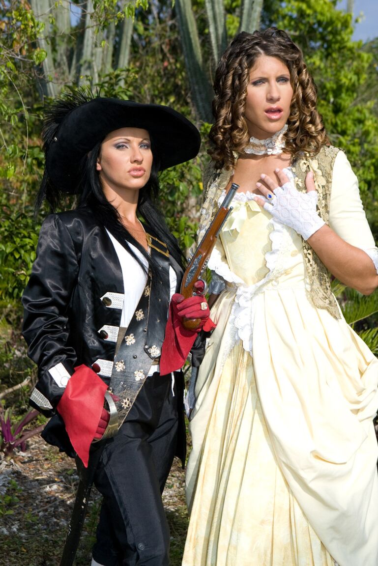 16P Piratas masculinos e femininos concluem uma foda a quatro com as mulheres trocando porra