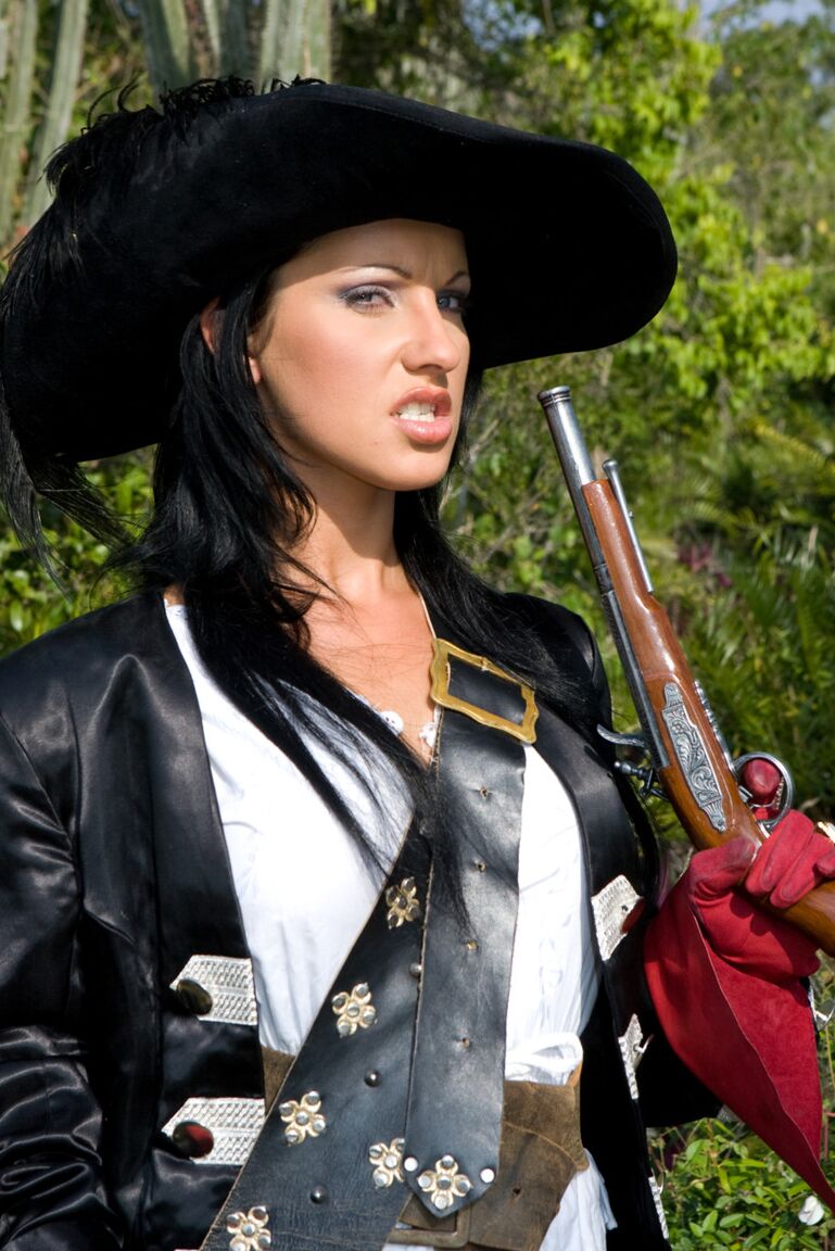 16P Piratas masculinos e femininos concluem uma foda a quatro com as mulheres trocando porra