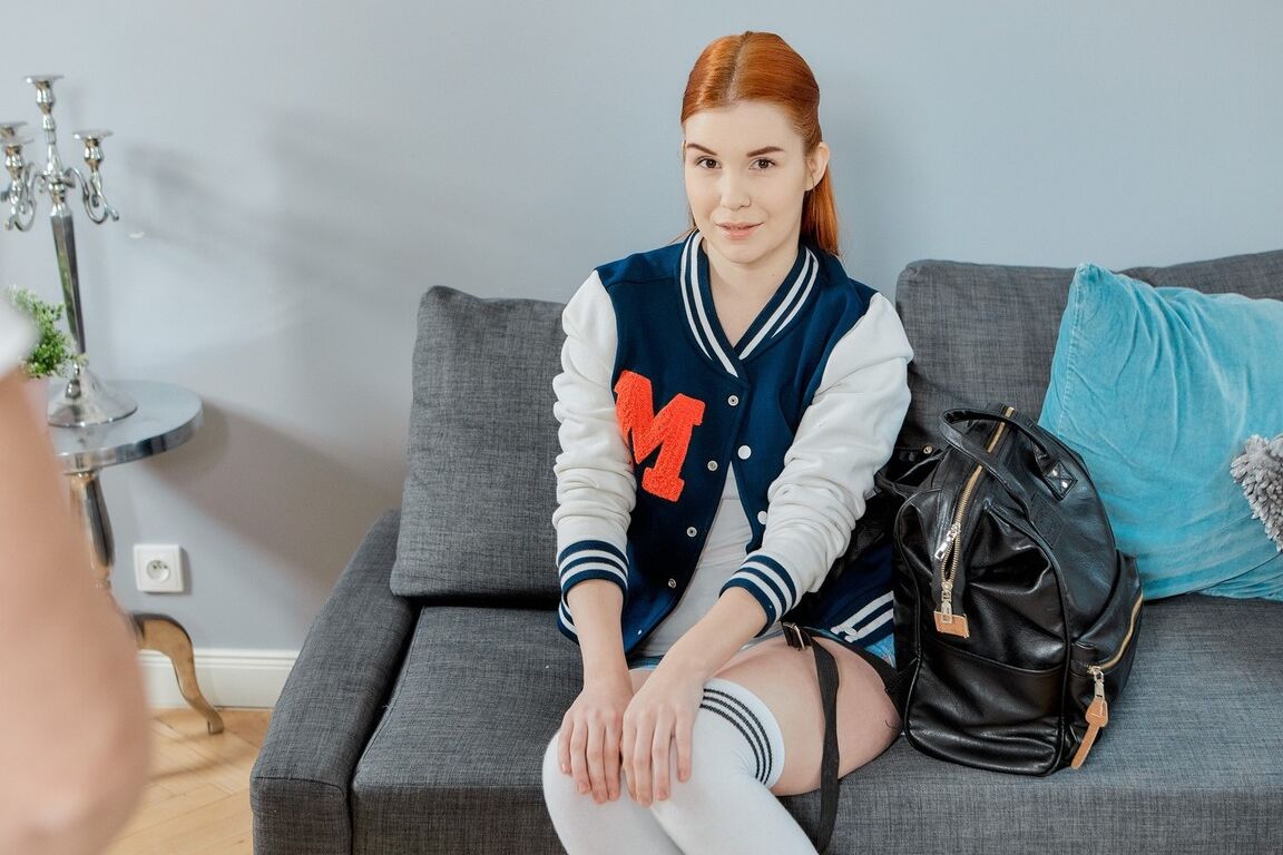 16P Die junge Rothaarige Sweet Angelina trägt beim Anal- und Oralsex OTK-Socken