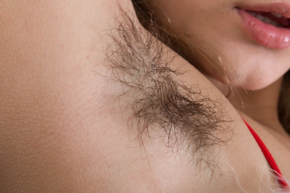16P Pretty Baby Lizza wirft ihr Weihnachtskostüm ab und enthüllt haarige Achselhöhlen und Muschi