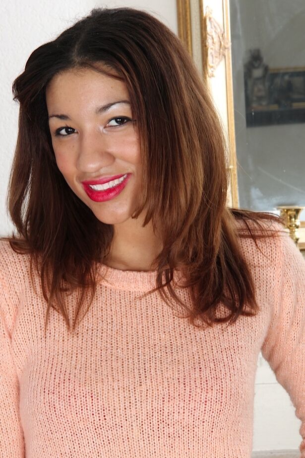 16P A gata excitada Jade Richardson está se exibindo em sua linda calcinha vermelha