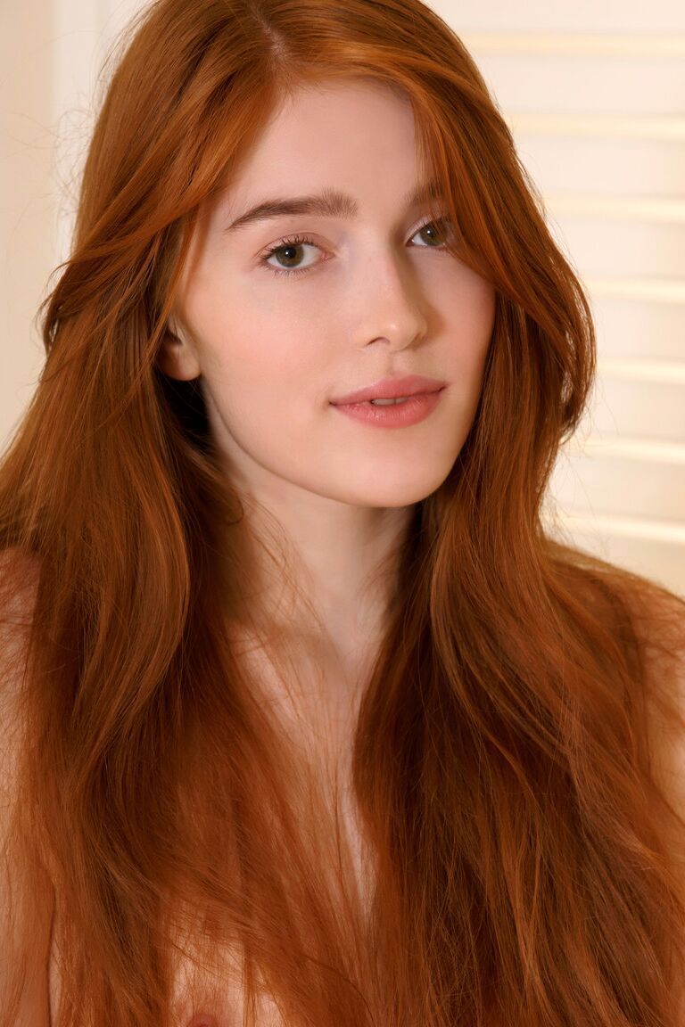 21P Die rothaarige Teenagerin Jia Lissa reibt ihre Liebeslöcher, nachdem sie ihre kleinen Titten entblößt hat