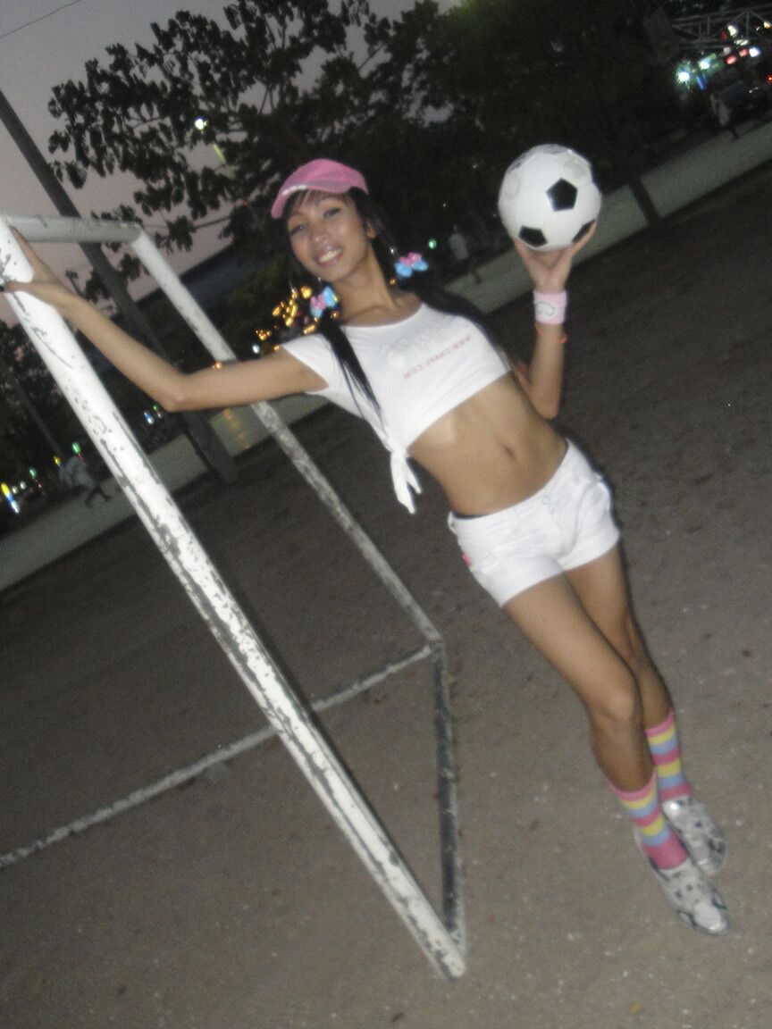 17P Ladyboy asiático com corpo magro tem uma sessão de fotos emocionante dedicada à Copa do Mundo