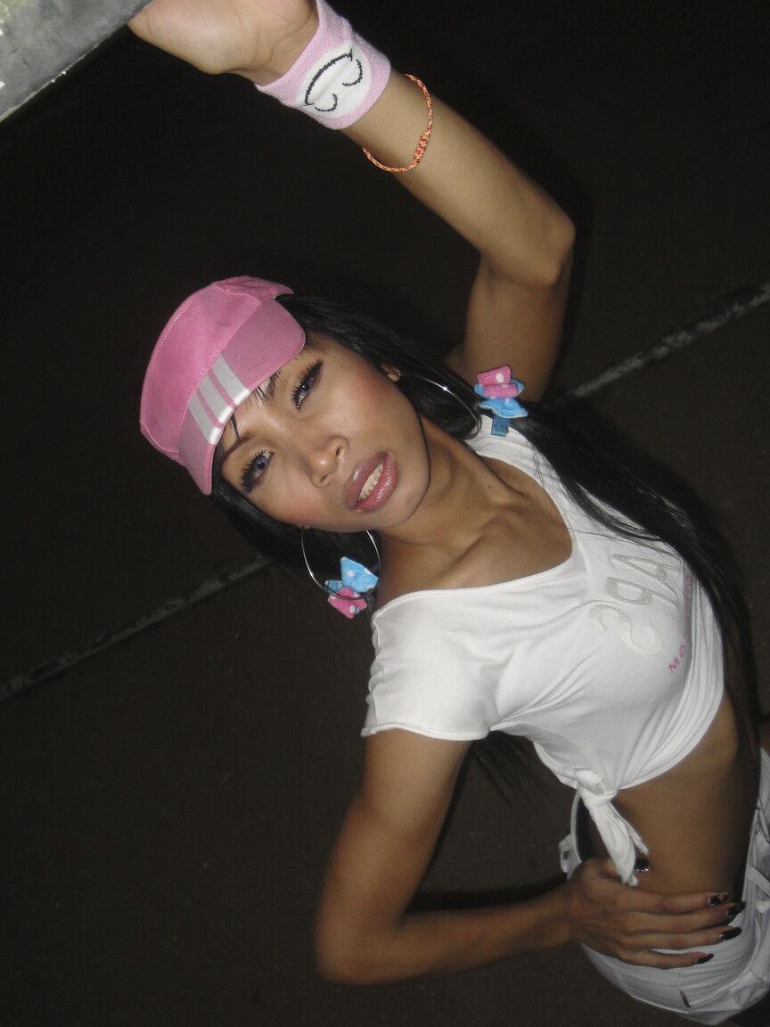 17P Ladyboy asiático com corpo magro tem uma sessão de fotos emocionante dedicada à Copa do Mundo