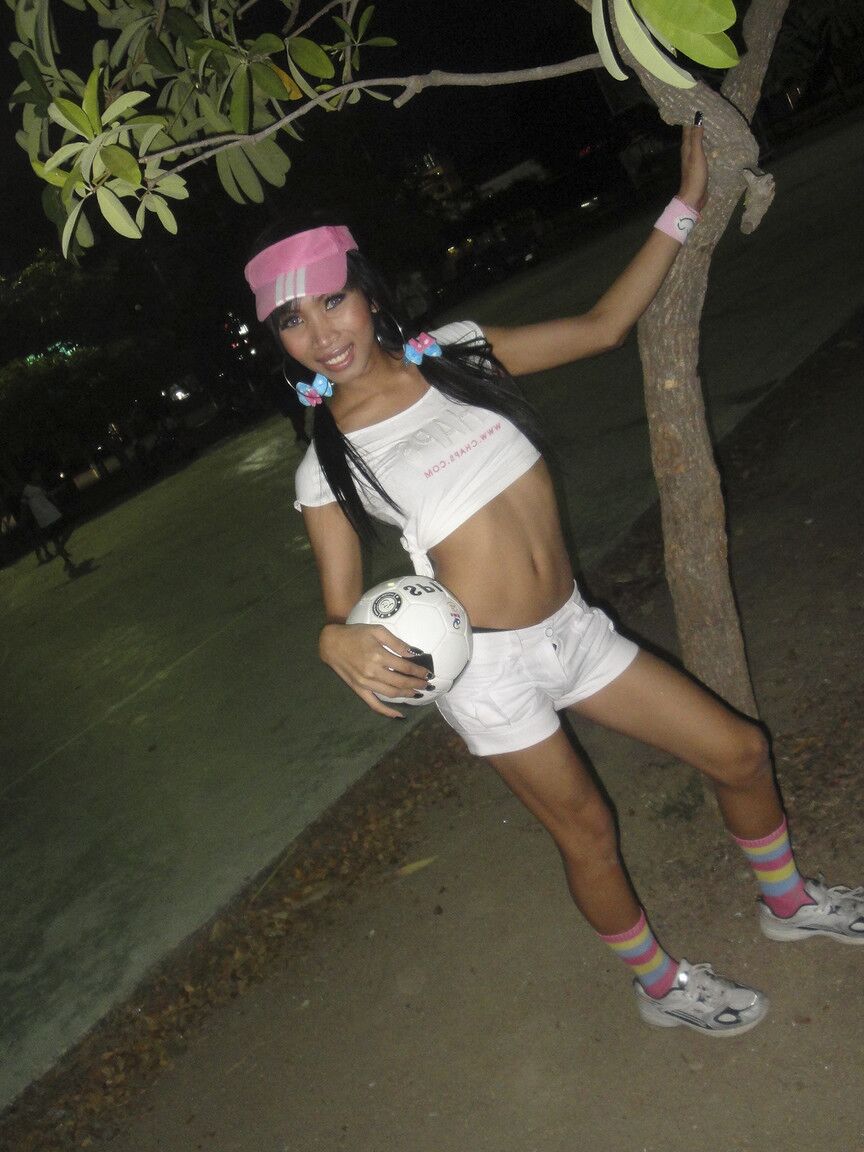 17P Ladyboy asiático com corpo magro tem uma sessão de fotos emocionante dedicada à Copa do Mundo