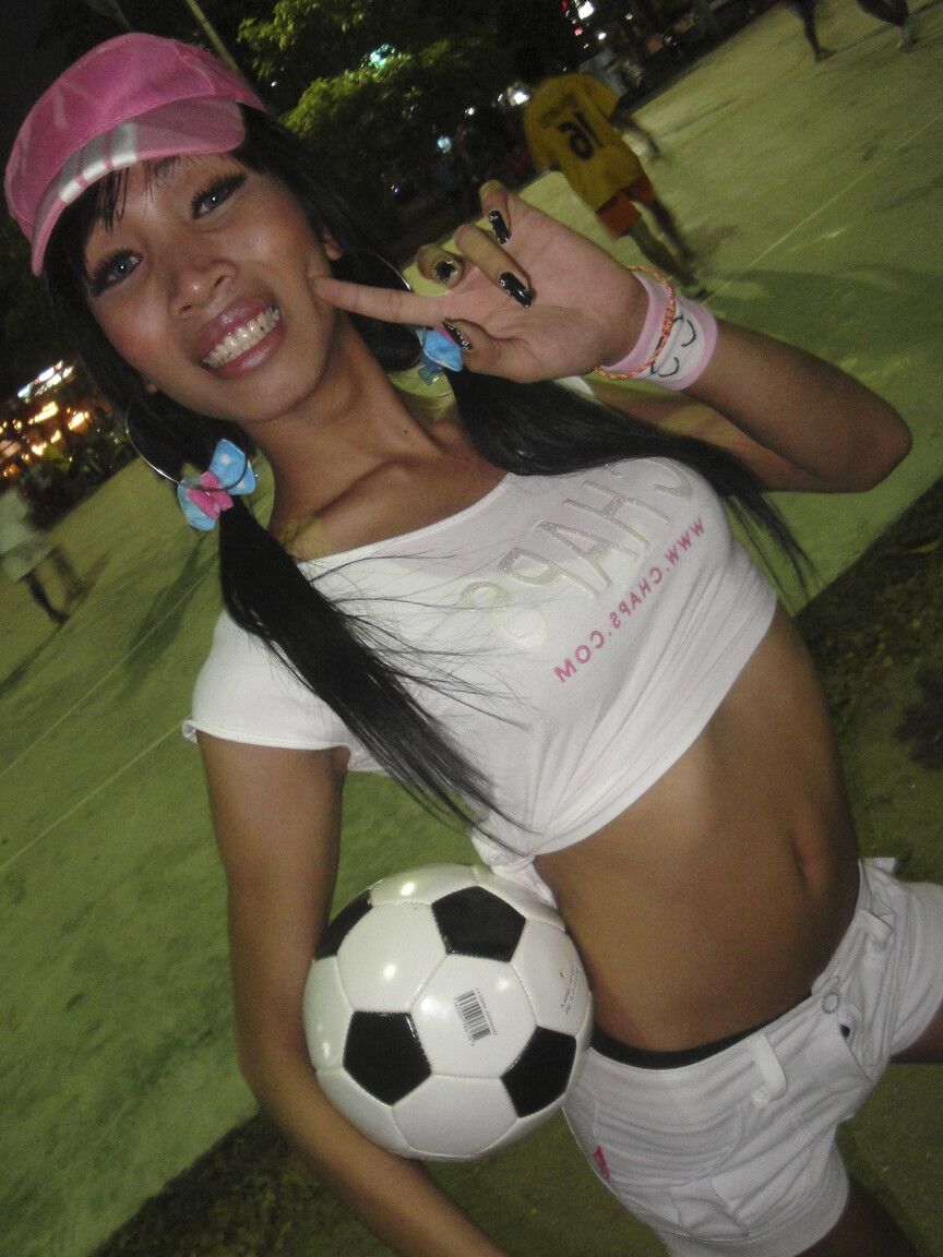 17P Ladyboy asiático com corpo magro tem uma sessão de fotos emocionante dedicada à Copa do Mundo