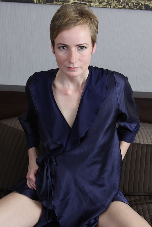 15P Short haired mature lady Sweet Nensy delves fingers into her wide open snatch
