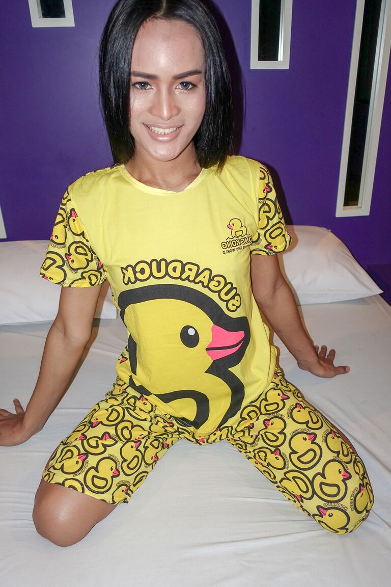 18P Petite transexuelle Bua enlève son joli pyjama jaune et se laisse baiser analement