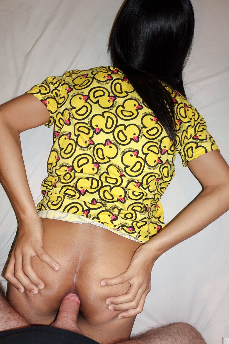 18P Petite transexuelle Bua enlève son joli pyjama jaune et se laisse baiser analement