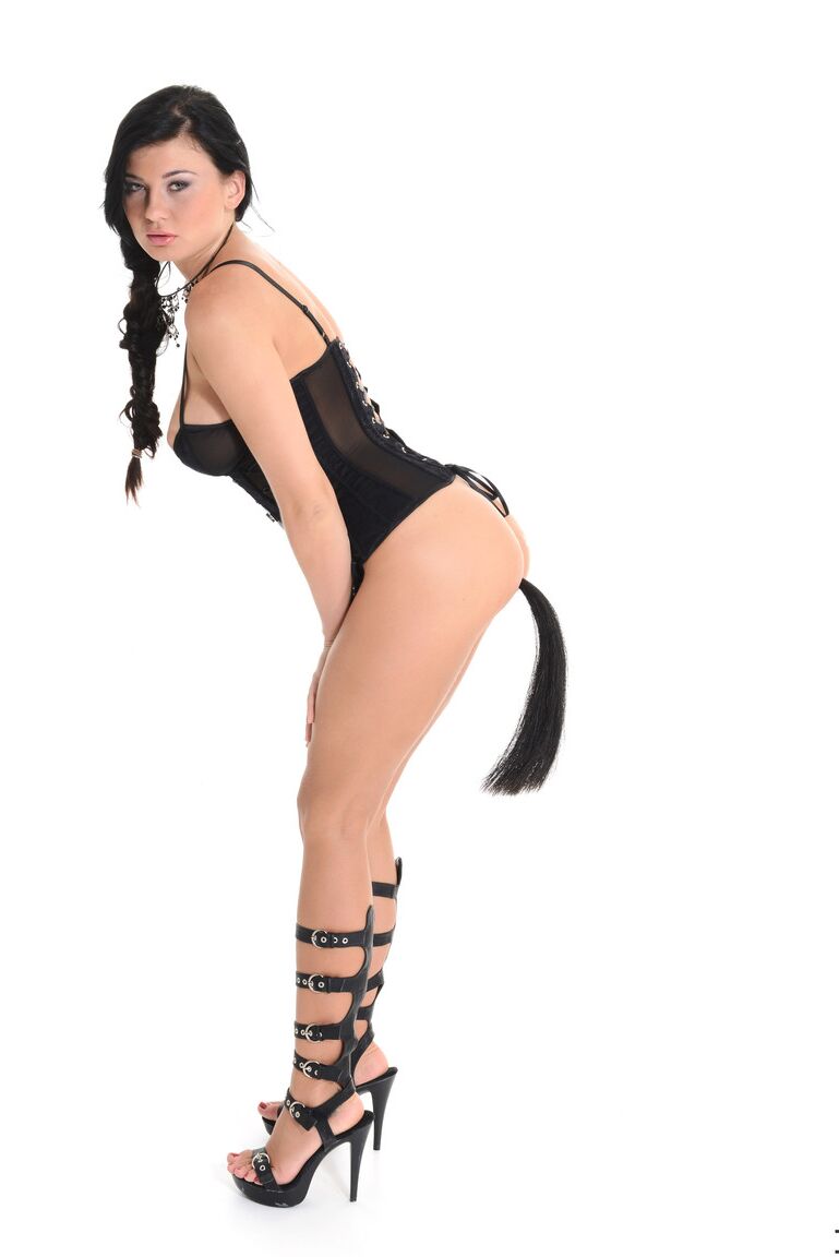 15P ソロモデルのルーシー・リーはポニーテールをしているが、セクシーなヒールで尻を塞ぐ