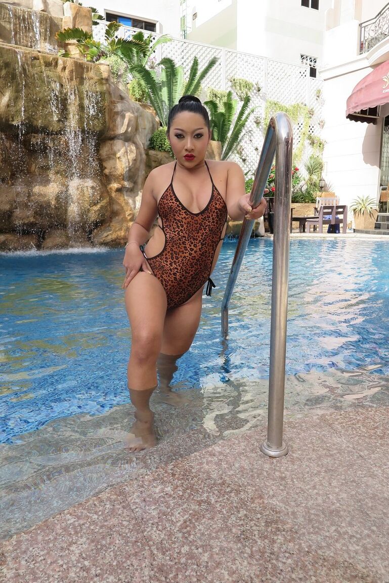 17P Chubby Asian shemale Cake lança trajes de banho