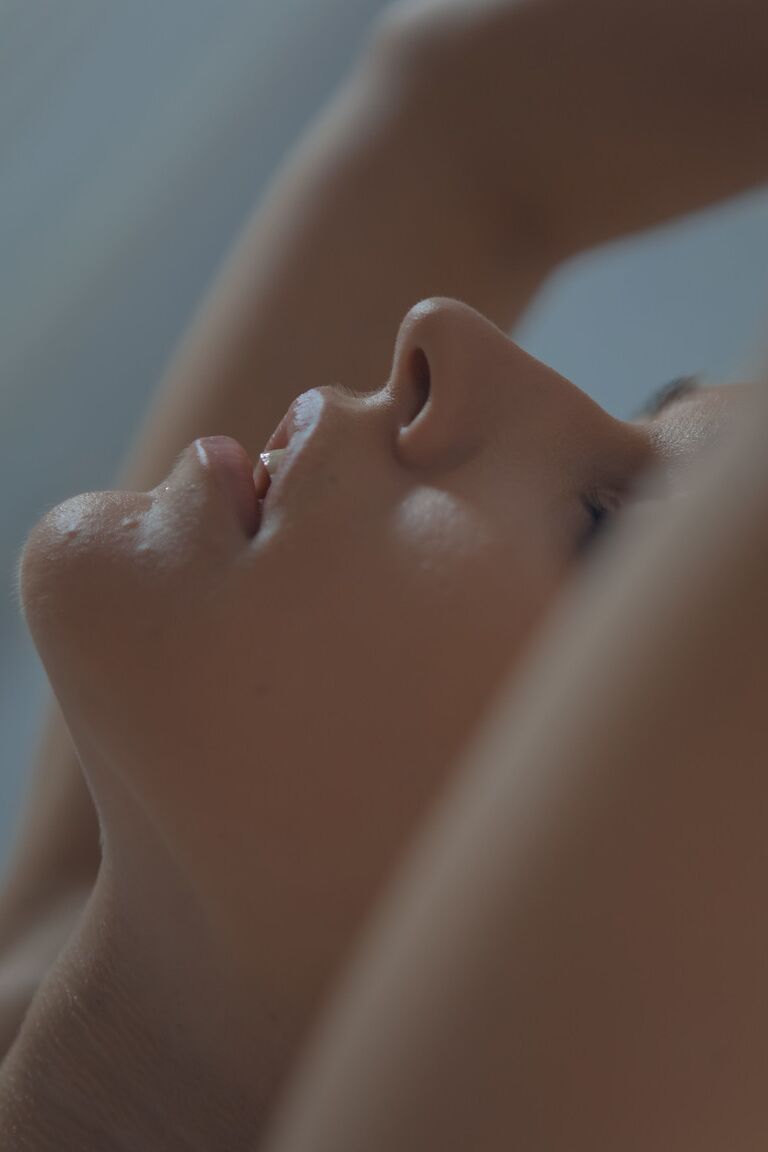 21P La adolescente caliente Emily J se tumba en la cama exponiendo su atractivo coño peludo