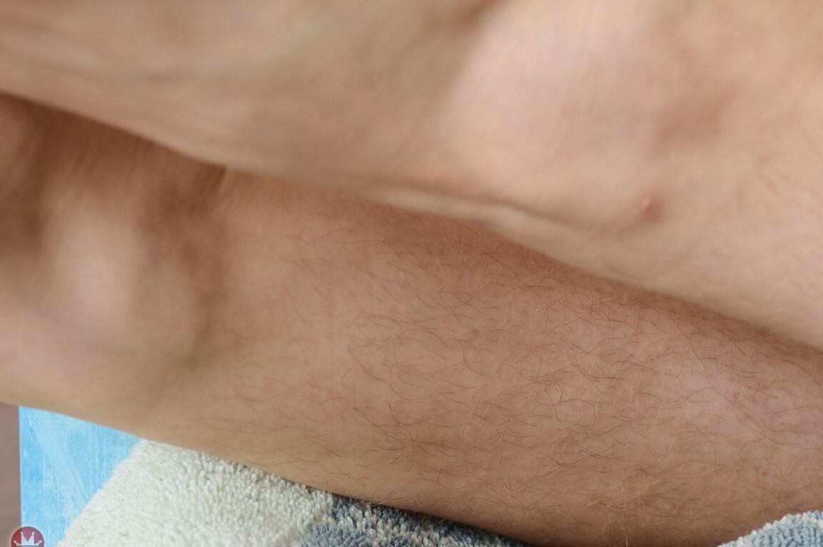 21P La jeune fille Apricot Pitts montre ses petits seins et étire son buisson béant