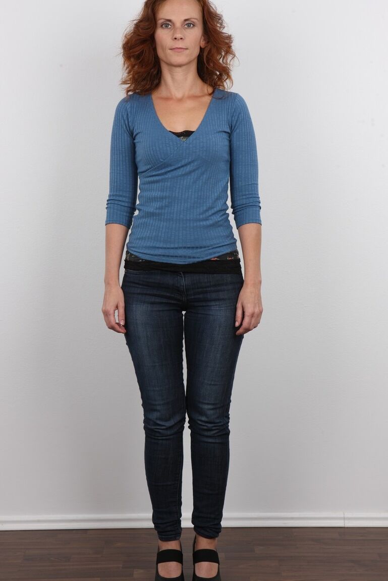 20P Pavla, amatrice rousse, pose en jean bleu avant d'enlever tous ses vêtements